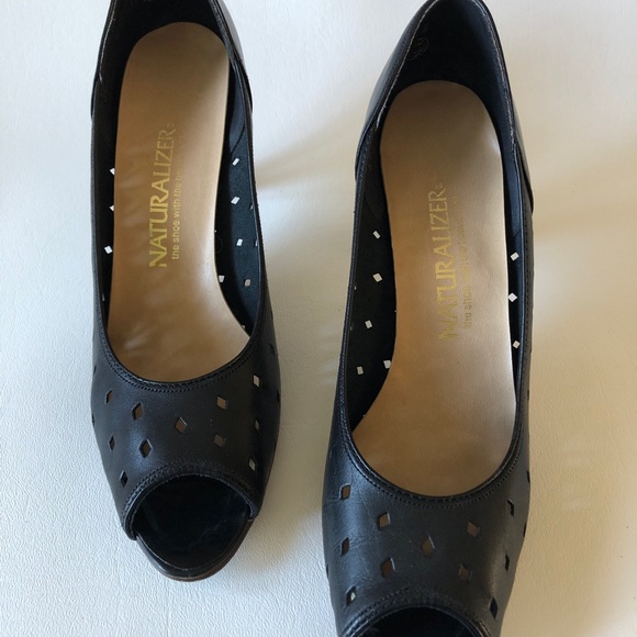 Not your ordinary black pump! - Picture 2 of 8